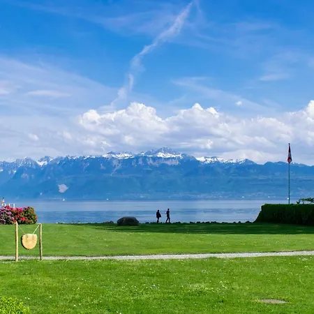 Magnificent Studio By The Lake - Sulpice Апартаменты *